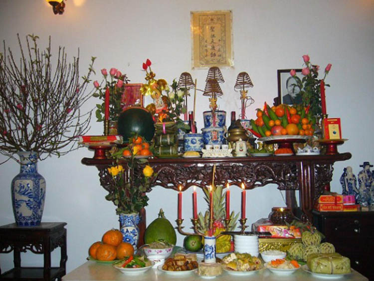 Những vật dụng cần thiết trên bàn thờ trong truyền thống thờ cúng tổ tiên