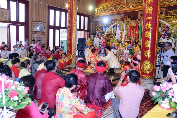 Đồng thầy với vai trò đi đầu trong việc “hoằng dương” thực hành tín ngưỡng thờ Mẫu