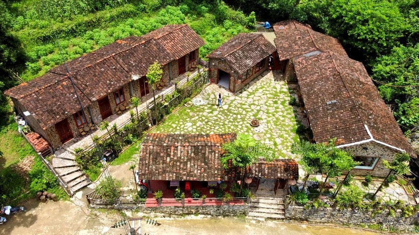Việt Nam có ngôi làng làm hoàn toàn bằng đá cổ 400 năm tuổi giữa miền biên ải, cách 'thác nước đẹp bậc nhất thế giới' chỉ hơn 2km