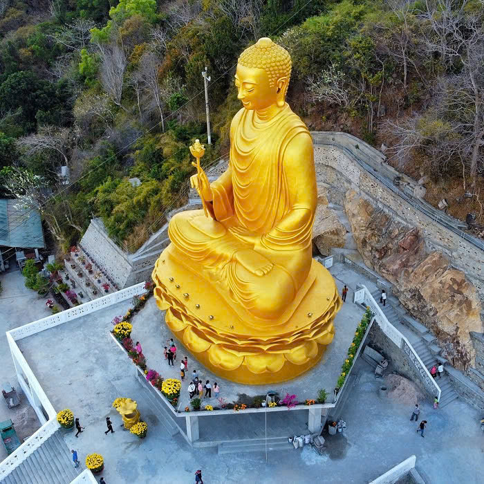  Chiêm ngưỡng bức tượng Phật dát vàng khổng lồ ở Thiền viện Chơn Không Thành phố Vũng Tàu