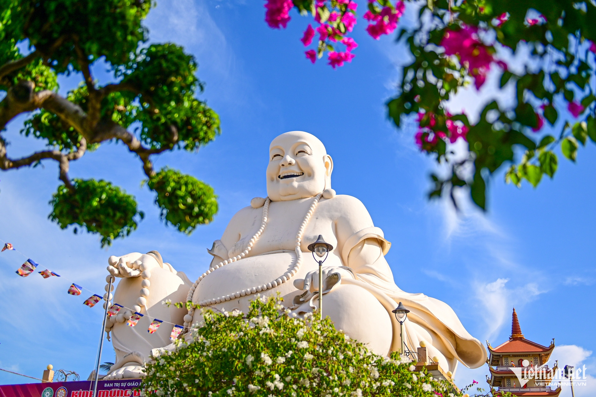 Những bức tượng phật khổng lồ ấn tượng thế giới trong ngôi chùa ở Tiền Giang