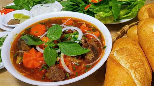 Bò kho ăn với bánh mì