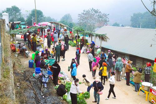 Chợ phiên Nhôn Mai – Sắc màu văn hóa độc đáo nơi biên giới Nghệ An