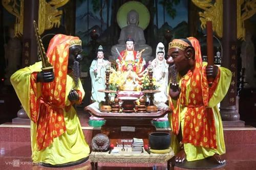 Giai thoại hai pho tượng ông Đỏ, ông Đen ở chùa Nhạn Sơn (Bình Định)