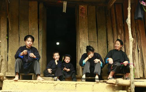 Phong tục dựng nhà và thủ tục vào nhà mới của người Nùng Vẻn