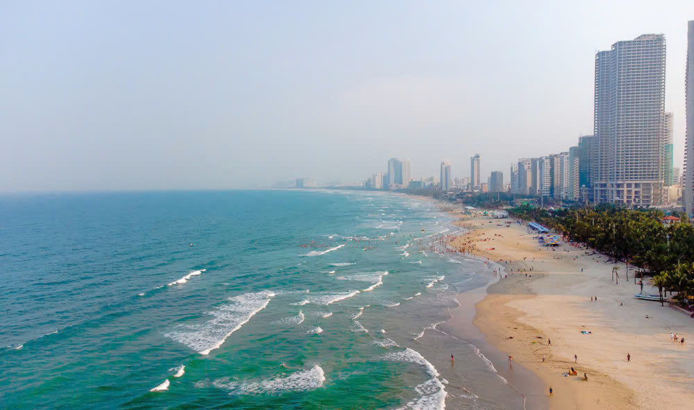 Du lịch: Đến bãi biển Mỹ Khê, ăn gỏi trứng cá chuồn