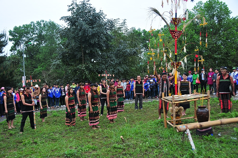 Lễ cúng cổng buôn của người M'Nông