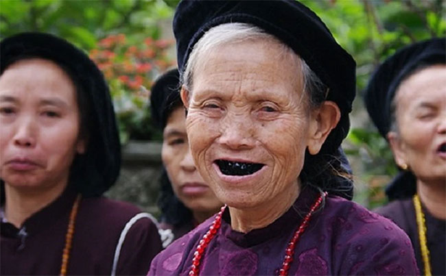 Nhuộm răng đen - Phong tục lâu đời của người Việt