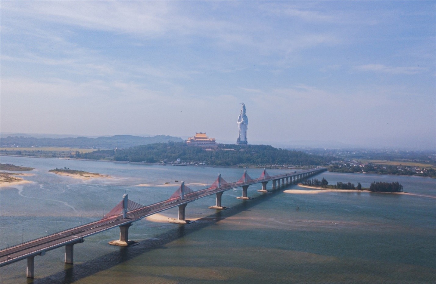 Vẻ đẹp độc đáo của ngôi chùa có tượng Phật cao nhất Đông Nam Á ở Quảng Ngãi