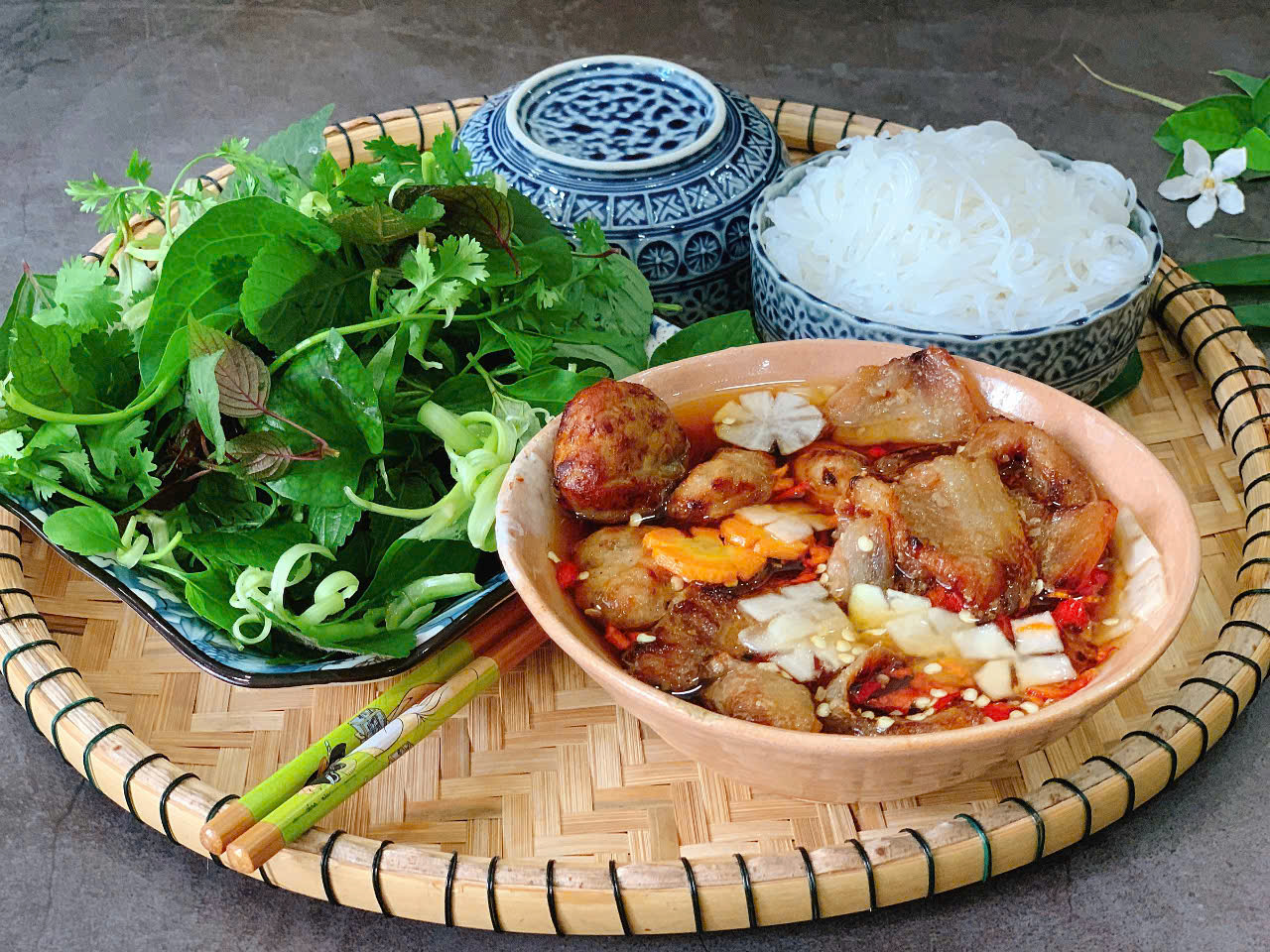 Bún chả Hà Nội – Hồn phố cổ trong từng làn khói bếp than